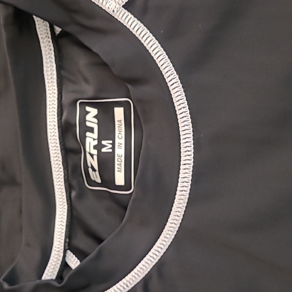 EZRUN Men's Black Rash Guard Short Sleeve Swim Shirt UPF Sun Protection - Picture 3 of 3